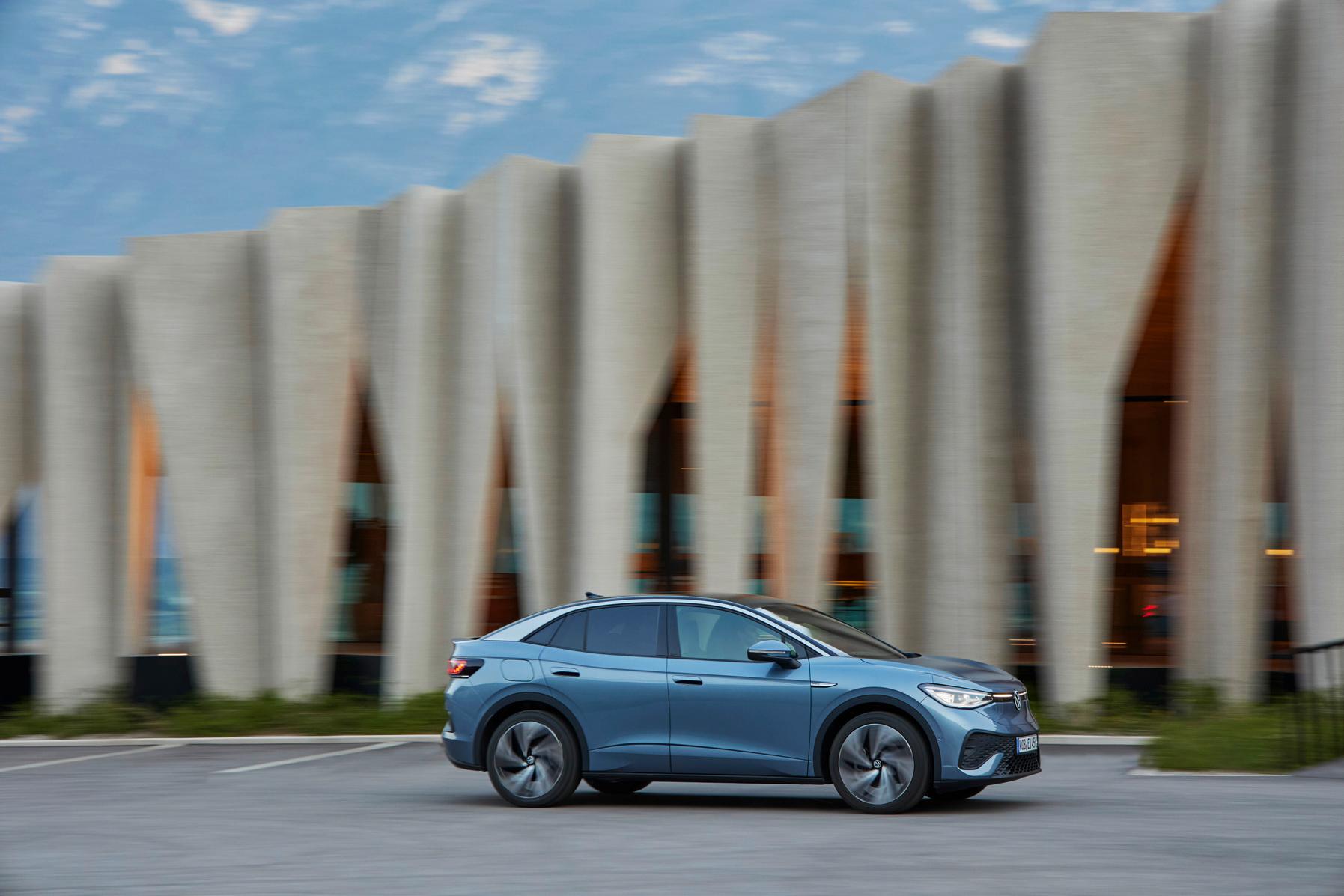 Der Akku mit 77 kWh Netto-Energieinhalt ist in allen Modellen derselbe.