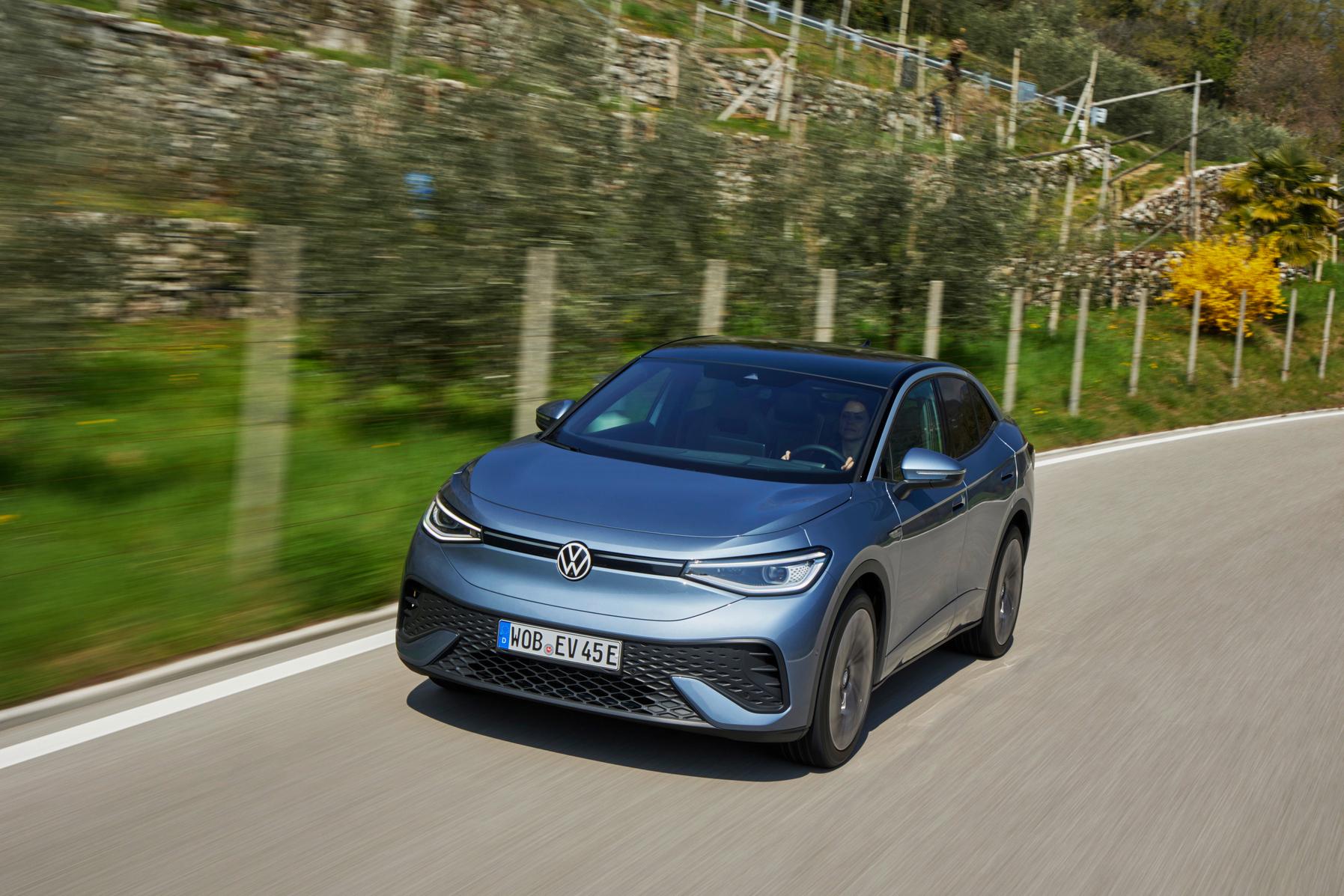 Von der neuen Software 3.1 profitieren auch die Assistenzsysteme: Der "Travel Assist" hält nun selbst auf Straßen mit nur einseitiger Markierung die Fahrspur, so unterstützt er auch dann, wenn ein Mittelstreifen fehlt.