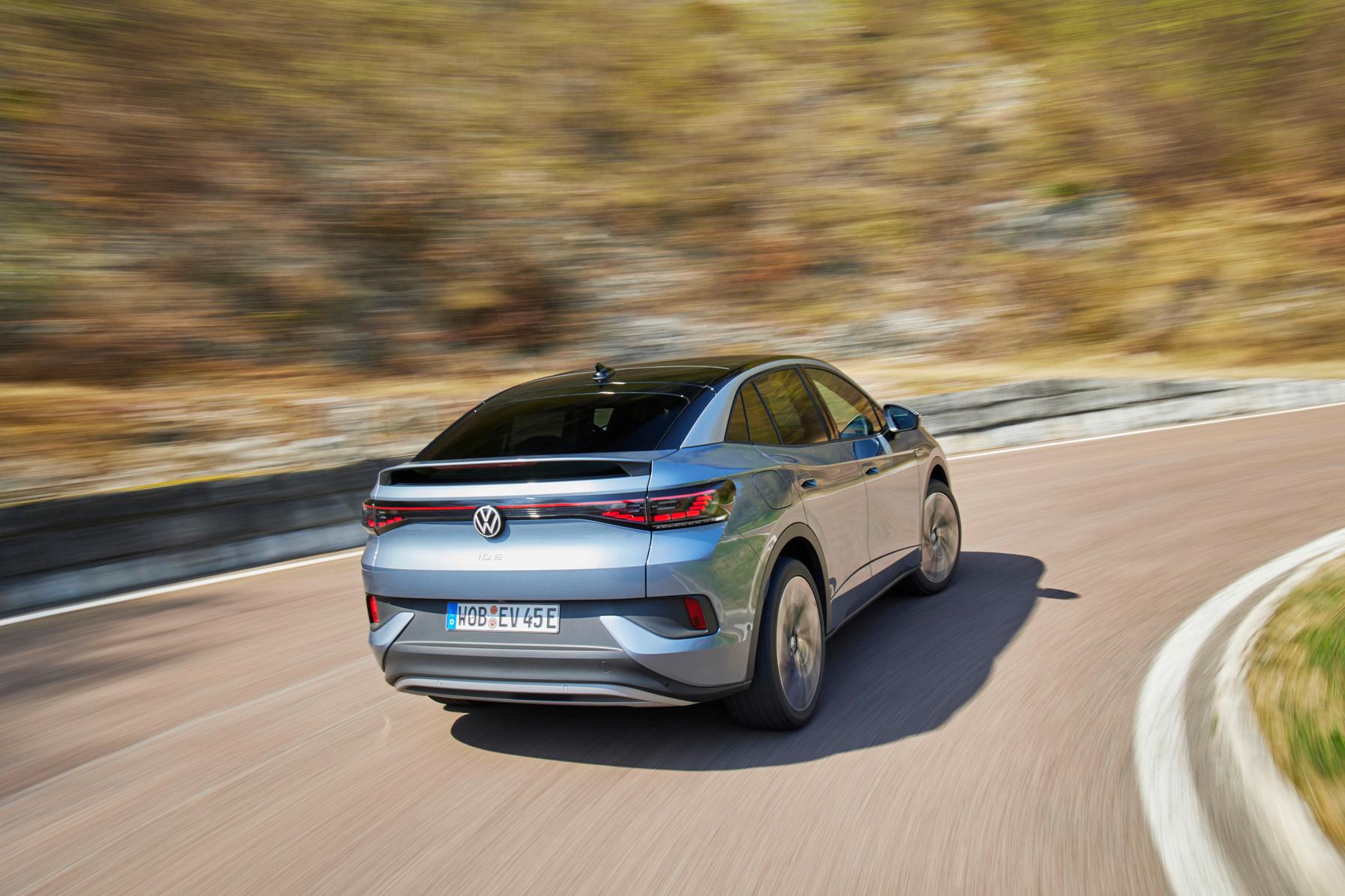 Zu den teilautonomen Kompetenzen gehört der assistierte Spurwechsel auf Autobahnen, die Car2X-Funktion macht den Austausch von Gefahrenwarnungen mit anderen Fahrzeugen möglich.