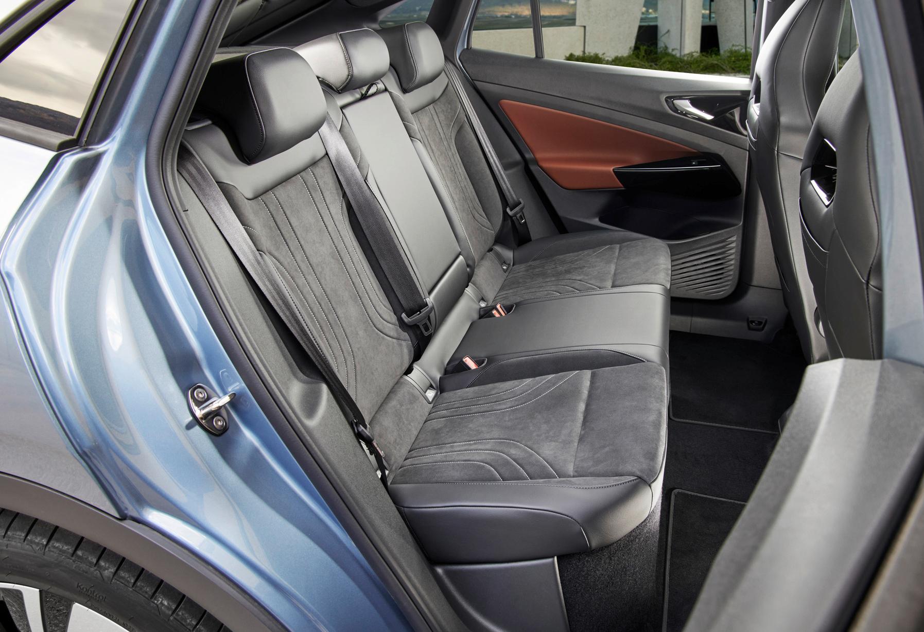 Die Abwesenheit eines Mitteltunnels generiert Bewegungsspielraum für die Beine. Trotzdem ist der hintere Mittelplatz nicht der beste.