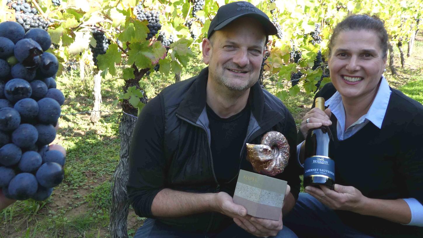 Mit der "Best of Gold"-Trophäe freuen sich Sabine und Bernd Hofmann über den "Oscar der Weiprämierungen" für ihren Cabernet Sauvignon aus dem heißen Jahr 2018.