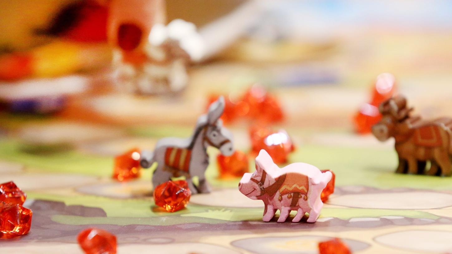 Das Spiel "Mit Quacks und Co nach Quedlinburg", Gewinner des Deutschen Kinderspielepreises 2022, wird auf der Spiel '22 in Essen vorgestellt. Das Spiel "Mit Quacks und Co nach Quedlinburg", Gewinner des Deutschen Kinderspielepreises 2022, wird auf der Spiel '22 in Essen vorgestellt.
