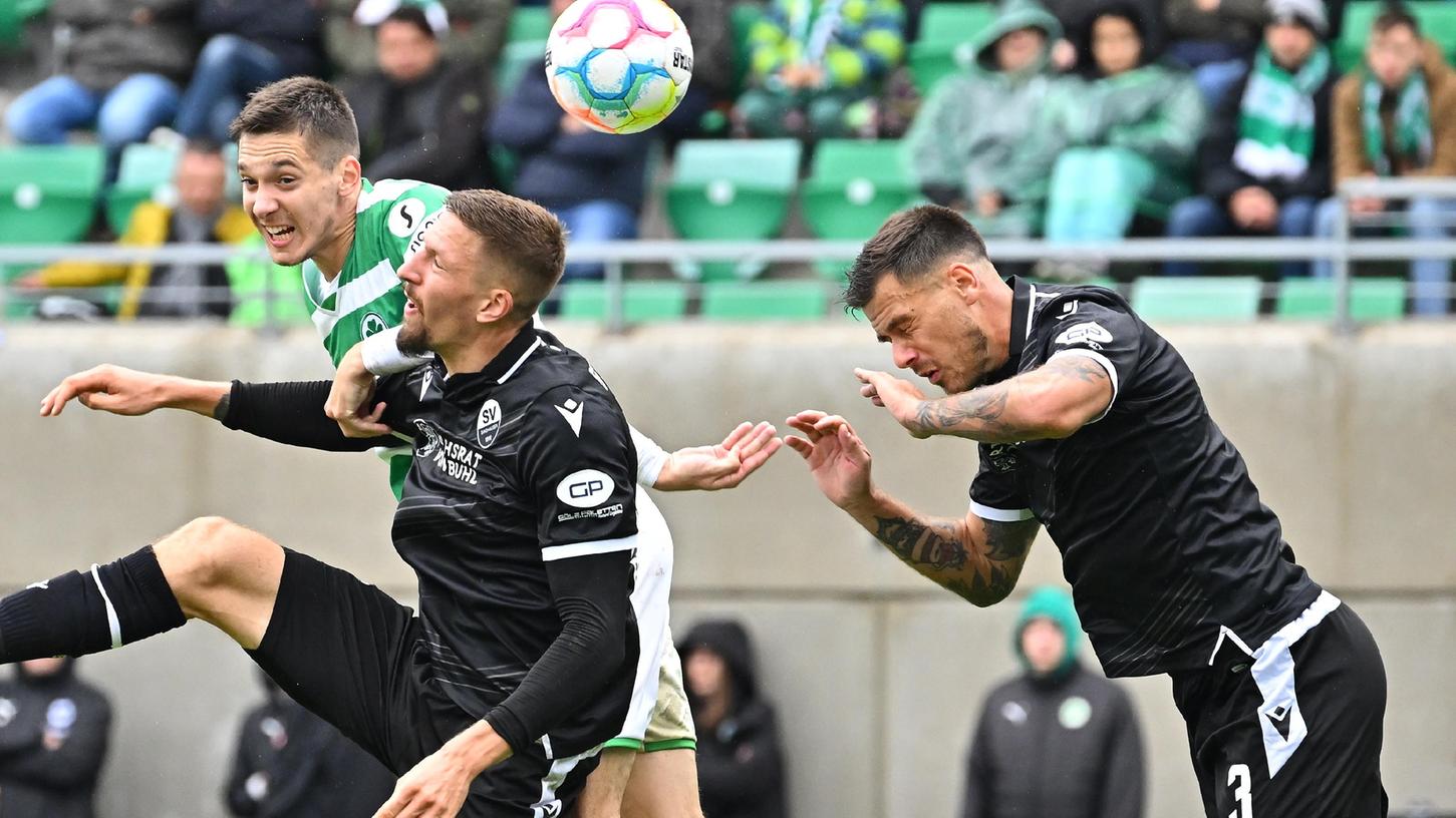 Hoch und weit statt Fürther Flachpass: Damian Michalski und seine Kollegen müssen derzeit oft in Kopfballduelle Hoch und weit statt Fürther Flachpass: Damian Michalski und seine Kollegen müssen derzeit oft in Kopfballduelle