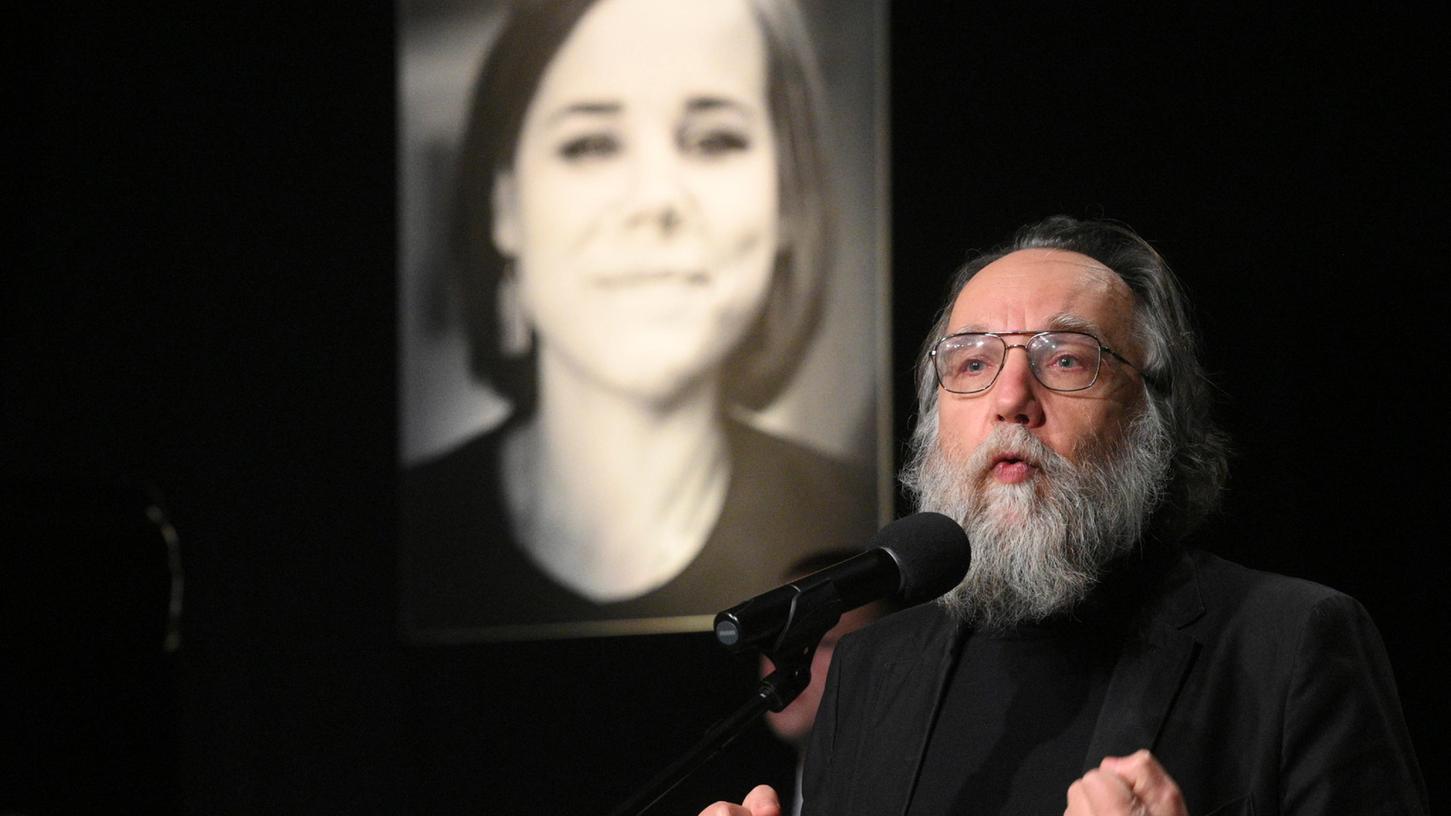 Der russische Ideologe Alexander Dugin, Politikwissenschaftler und ehemaliger Professor an der Staatlichen Universität Moskau, spricht während der Abschiedszeremonie für seine Tochter Daria Dugina.
Der russische Ideologe Alexander Dugin, Politikwissenschaftler und ehemaliger Professor an der Staatlichen Universität Moskau, spricht während der Abschiedszeremonie für seine Tochter Daria Dugina.