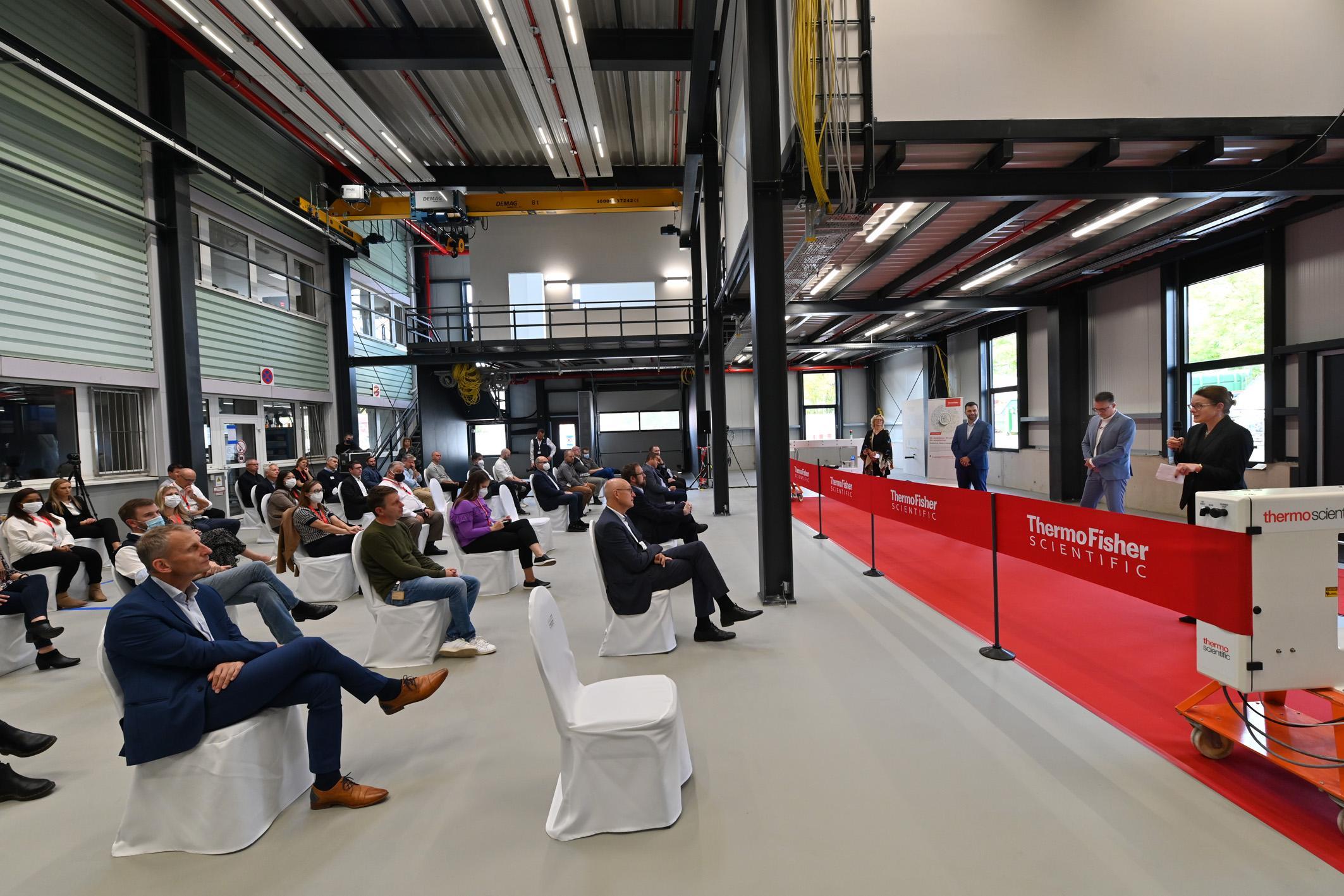 Thermo Fisher weiht in Erlangen einen Erweiterungsbau für Produktion