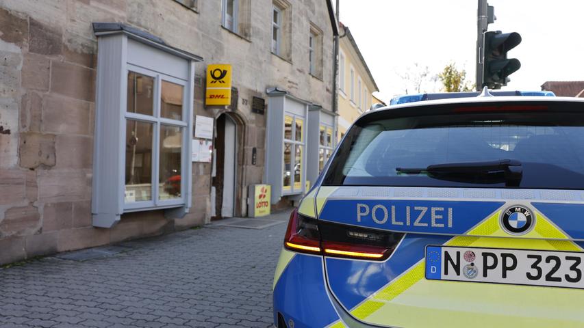 Am Donnerstagvormittag (6.10.2022) überfiel ein bislang unbekannter Täter ein Lottogeschäft in Erlangen-Bruck. Die Polizeiinspektion Erlangen-Stadt fahndet und bittet um Hinweise. 