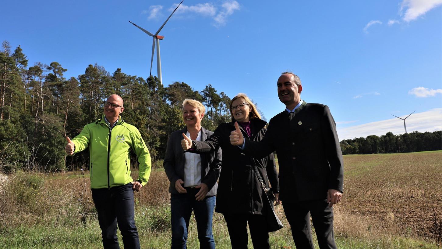 Daumen hoch für den Solarpark: Bayerns Wirtschaftsminister Aiwanger (rechts) diskutierte in Lonnerstadt mit Bürgermeisterin Regina Bruckmann (Zweite von rechts), Stefan Paulus und Gabi Schmidt.
