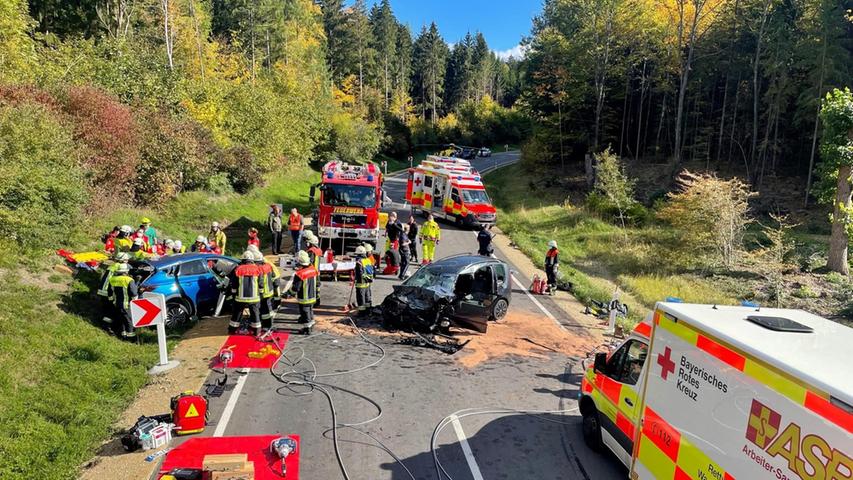 55 Feuerwehrleute, fünf Rettungswagen, zwei Notärzte und zwei Rettungshubschrauber waren im Einsatz. 55 Feuerwehrleute, fünf Rettungswagen, zwei Notärzte und zwei Rettungshubschrauber waren im Einsatz.