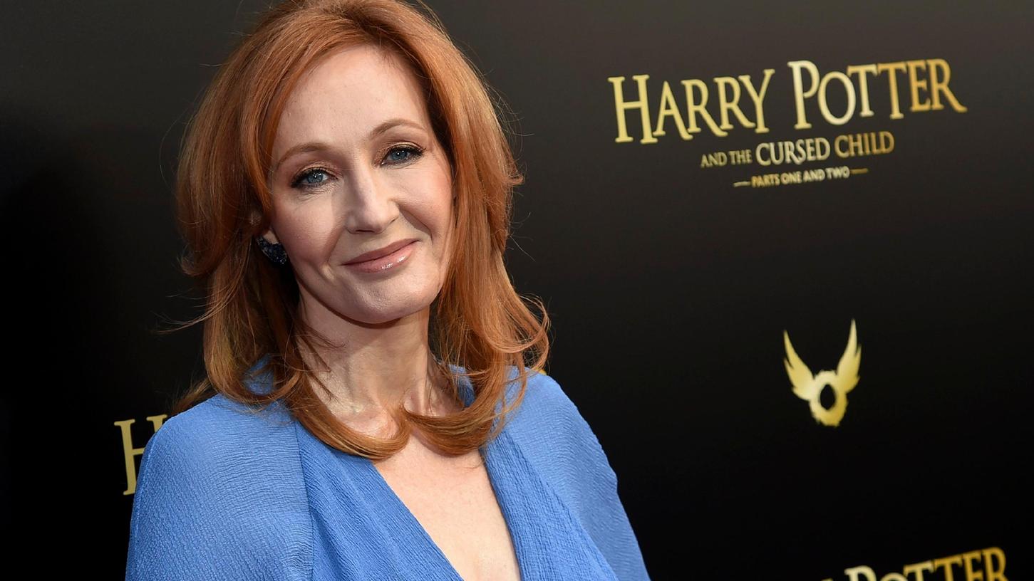 Rowling ist bereits in der Vergangenheit häufiger mit Äußerungen aufgefallen, die als feindlich gegenüber Transmenschen kritisiert wurden. 