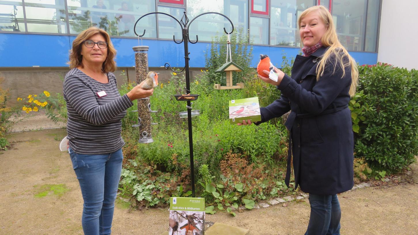 Sie hoffen jetzt auf viele „gefiederte Gäste“: Heimleiterin Anja Fiegl (rechts) und Christa Pihale vor der LBV-Futterstation zur Beobachtung der Vogelwelt.