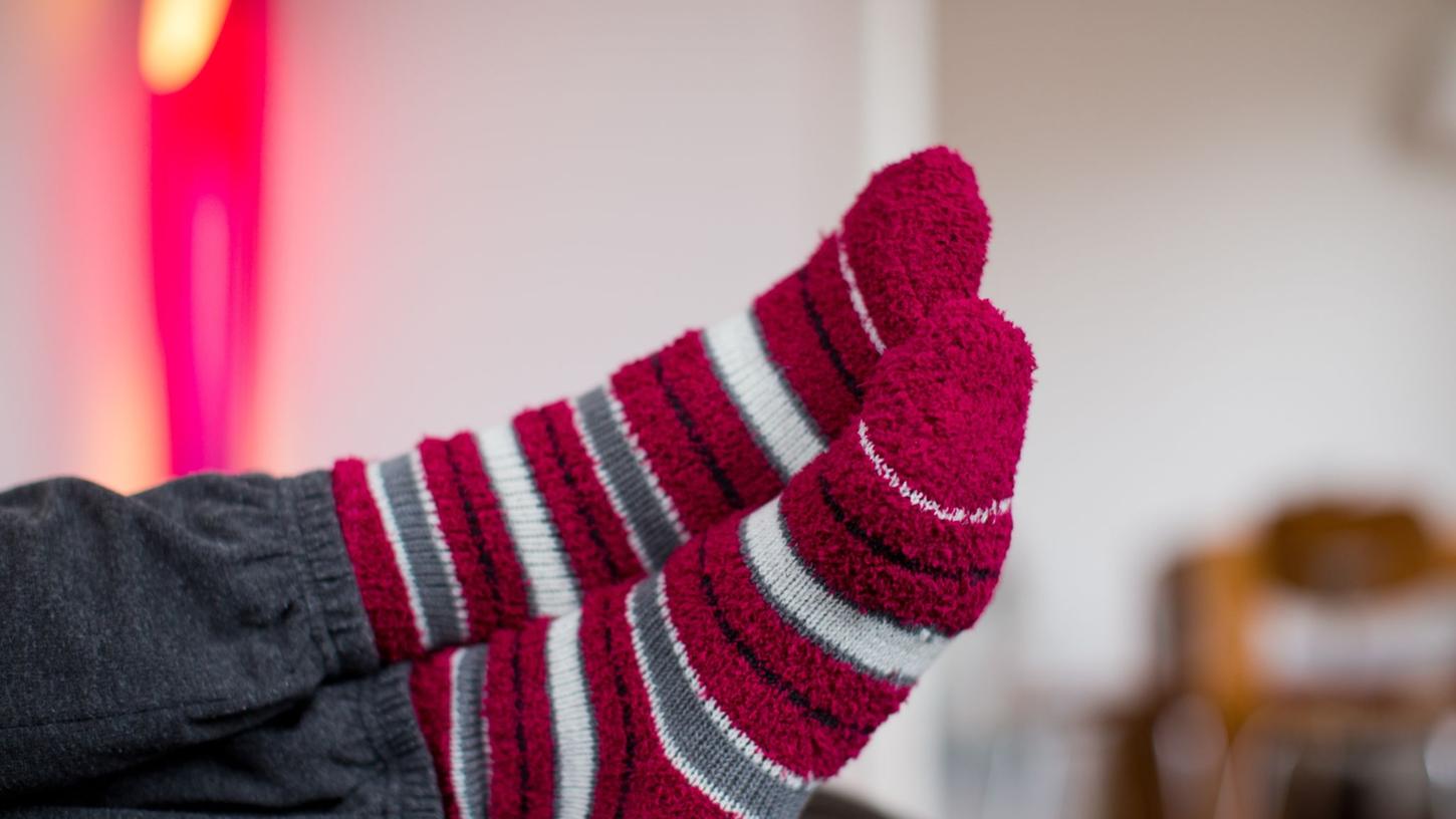 Dicke Wintersocken schützen vor kalten Füßen. Warme Kleidung für zu Hause ist derzeit angesagt.
