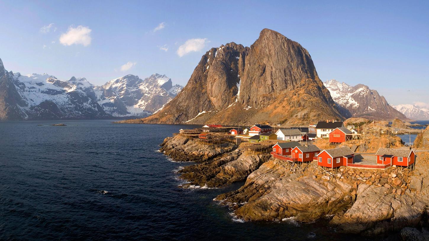 Eine traumhafte Landschaft gibt es in Norwegen zu entdecken, hier Häuser auf den Lofoten.