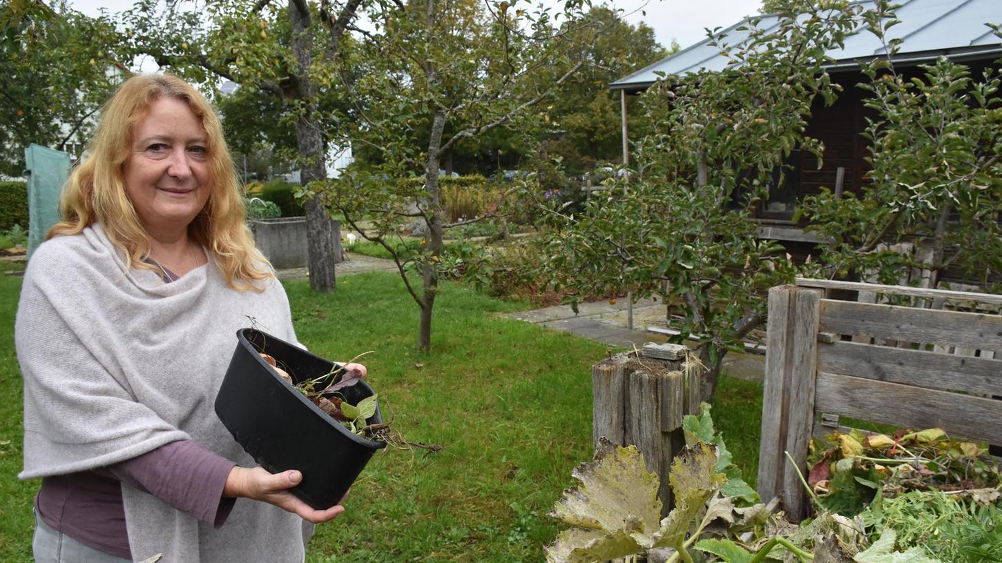 Nichts geht über selbst gemacht: Kreisfachberaterin Carola Simm erläutert im Kreislehrgarten die Vorteile des eigenen Kompostes.   