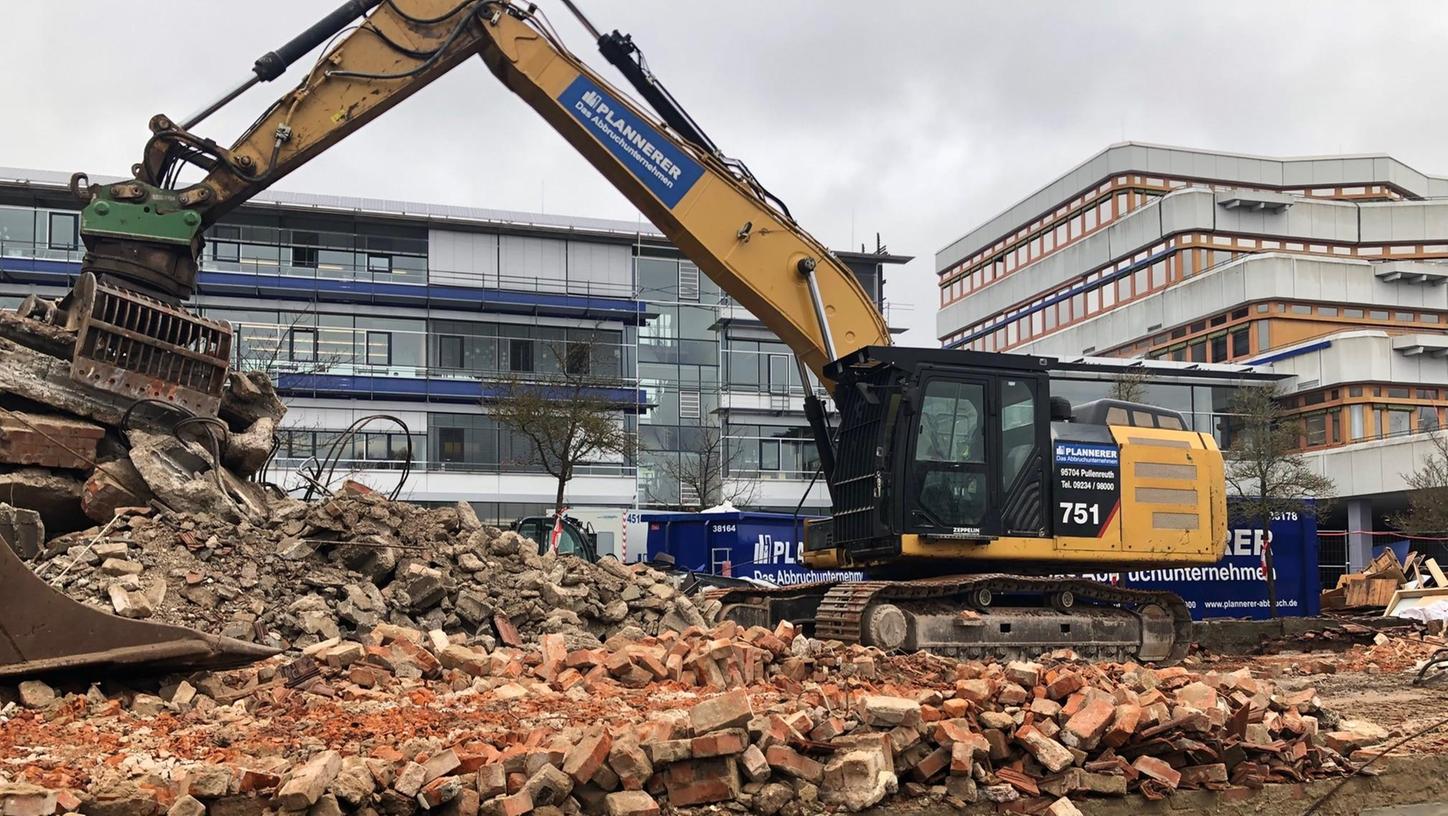 Nach dem Abriss der alten Fachakademie in Höchstadt ist der Weg nun frei für den Erweiterungsbau des Höchstadter Gymnasiums.

