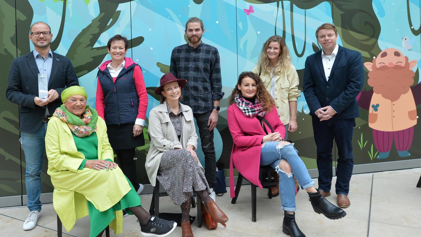 City-Manager Christian Eisner (re.) und Center-Manager "NeuerMarkt" Matthias Auhuber (li.) stellten die Kandidatinnen und Kandidaten für den Neumarkter "Fashion Star" vor: Kerstin Deinhard, Dominik Mraz, Laura Schmidt (stehend, v.li.), Erna Jasny, Svenja Steuer und Elisa Muratovic (sitzend, v.li.). City-Manager Christian Eisner (re.) und Center-Manager "NeuerMarkt" Matthias Auhuber (li.) stellten die Kandidatinnen und Kandidaten für den Neumarkter "Fashion Star" vor: Kerstin Deinhard, Dominik Mraz, Laura Schmidt (stehend, v.li.), Erna Jasny, Svenja Steuer und Elisa Muratovic (sitzend, v.li.).