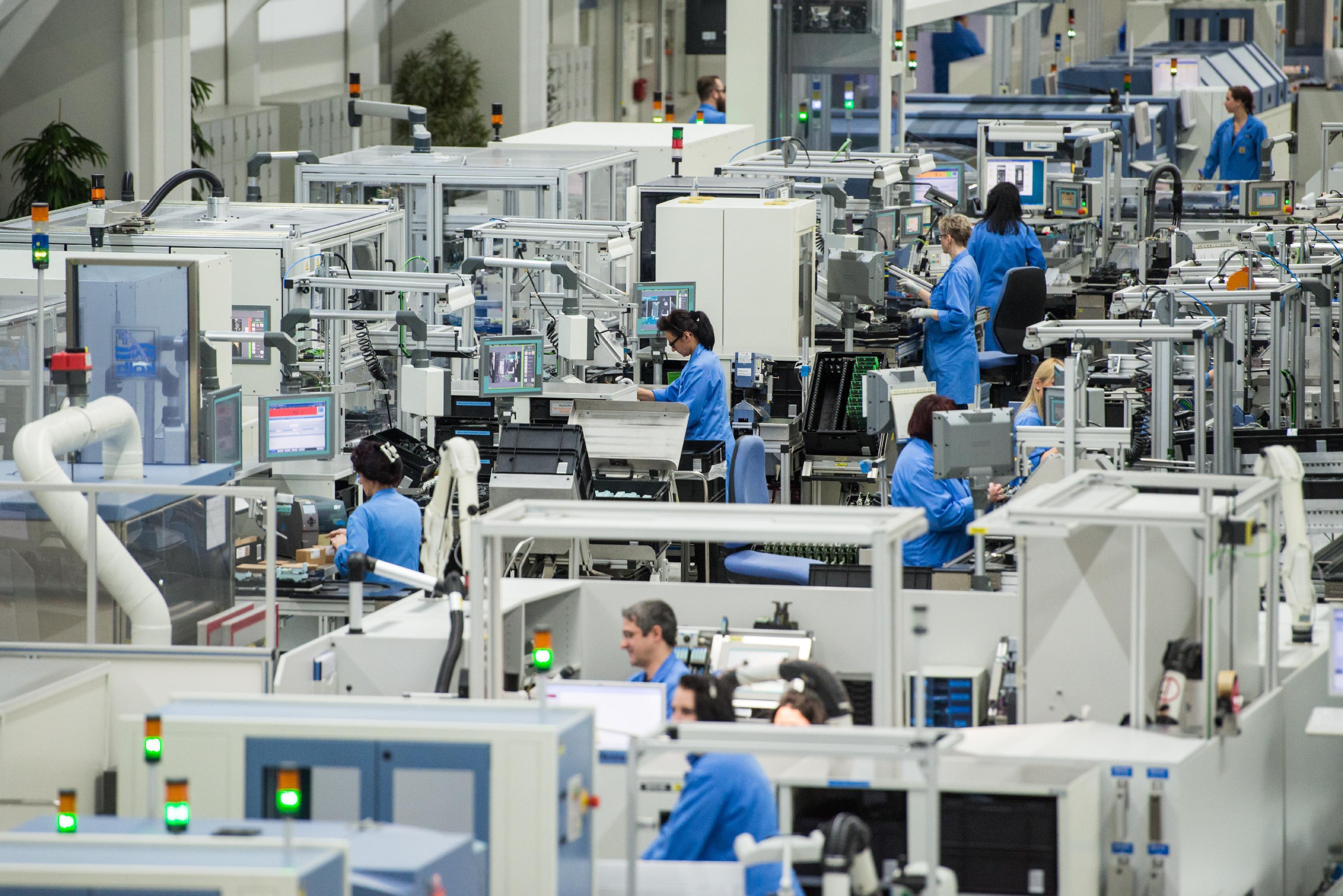 Heute produziert Siemens an Dutzenden Standorten (im Bild das Werk in Amberg) weltweit nach höchsten technologischen Standards. Immer mehr an Gewicht erhalten die Bereiche Automatisierung und Digitalisierung - auch da will Siemens weltweit in der ersten Liga mitspielen.