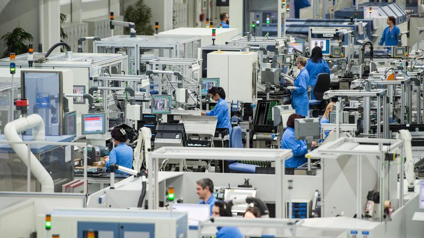 Heute produziert Siemens an Dutzenden Standorten (im Bild das Werk in Amberg) weltweit nach höchsten technologischen Standards. Immer mehr an Gewicht erhalten die Bereiche Automatisierung und Digitalisierung - auch da will Siemens weltweit in der ersten Liga mitspielen.