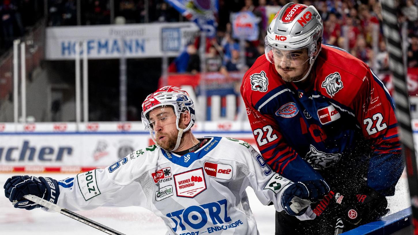 Im Oktober hatten die Ice Tigers gegen Schwenningen gewonnen. Das Foto von Tyson Spink und Oliver Mebus aber zeigt: Einfach wird das am Sonntag kaum werden. 