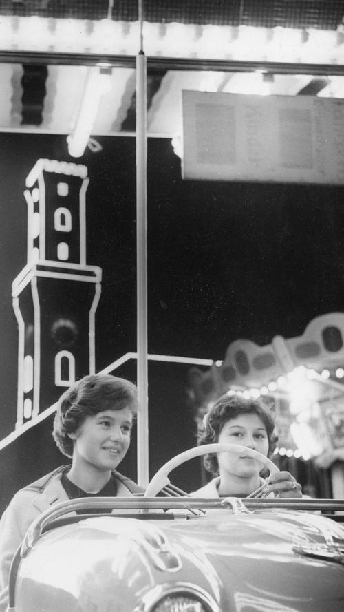 Das schmucke Kärwa-Bild stammt aus dem Oktober 1960. Den beleuchteten Rathausturm gab es schon damals, die Frisuren haben sich ein klein wenig verändert . . .