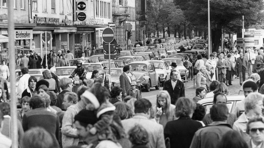 So sah das 1981 aus: Die Verkehrslawine quetscht sich durch die Rudolf-Breitscheid-Straße an der kleinen Freiheit vorbei.
