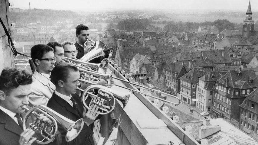 Am 29. September 1963 sah es bei der Eröffnung noch so aus: Um Punkt 11 Uhr leiteten Bläser des CVJM-Posaunenchors vom Rathausturm aus musikalisch die Kärwa ein - "mit festlicher Choralmusik", wie es in den FN hieß.