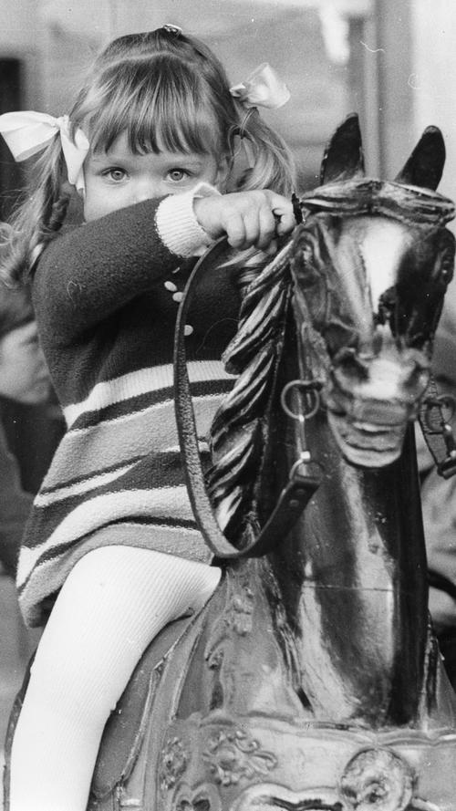 Kinderkarussells sind bis heute fester Bestandteil des Rummels. Und für viele Mädchen darf es, wie auf diesem undatierten Bild, nach wie vor gerne das Pferdchen sein. 