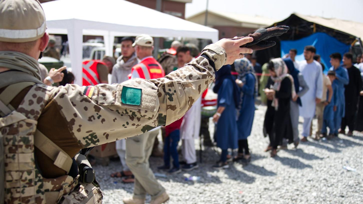 Soldaten und Helfer betreuen im August 2021 in Kabul Menschen, die auf eine Ausreisemöglichkeit warten (Symbolbild). Soldaten und Helfer betreuen im August 2021 in Kabul Menschen, die auf eine Ausreisemöglichkeit warten (Symbolbild).