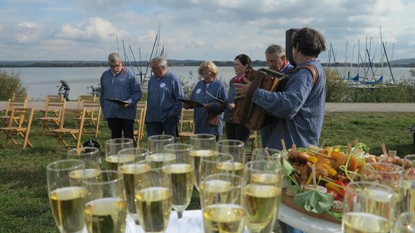 Die Walder Gmabüschsänger sangen zur Eröffnung des Fests. Und etwas zum Essen und Trinken war auch vorbereitet.