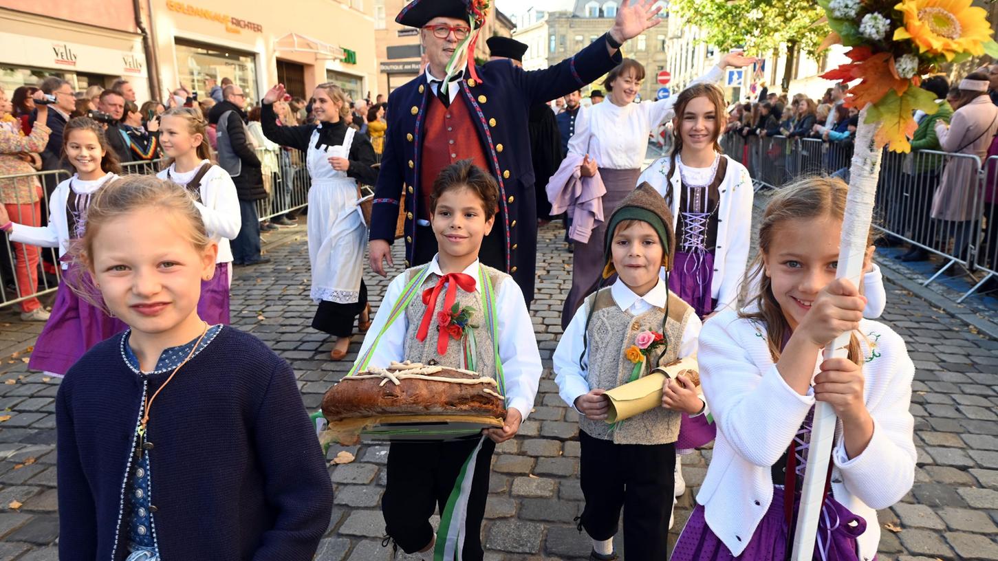 Traditionell wird beim Festzug ein Laib Brot an den Fürther OB übergeben. Traditionell wird beim Festzug ein Laib Brot an den Fürther OB übergeben.