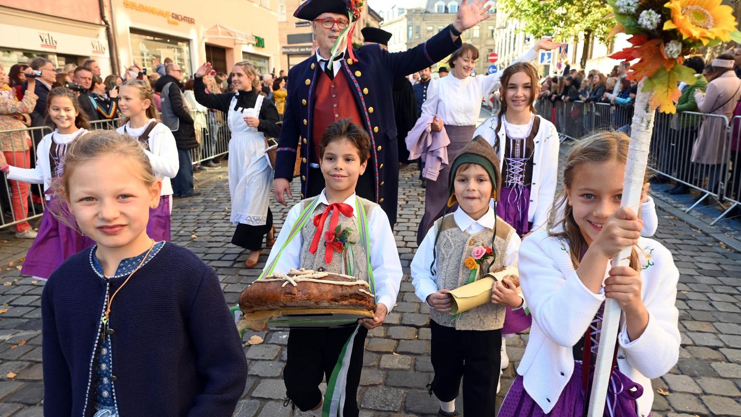 Die Bühne "Erholung" mit dem großen Laib Brot, der vor dem Rathaus traditionell dem Oberbürgermeister übergeben wird.