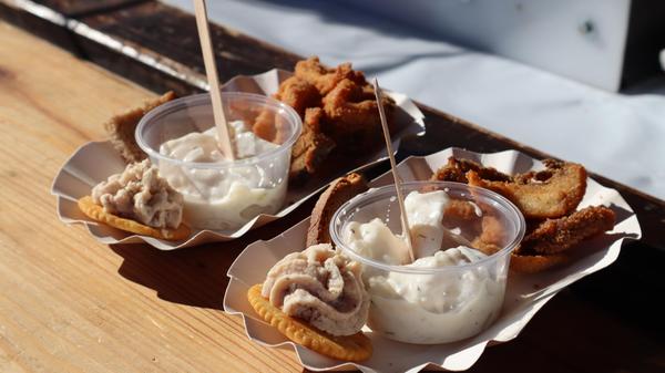 Fischchips aus regionalem Fisch mit geräucherter Karpfencreme und Matjes vom Waller, gesehen am Stand des Fischereiverbands Mittelfranken.