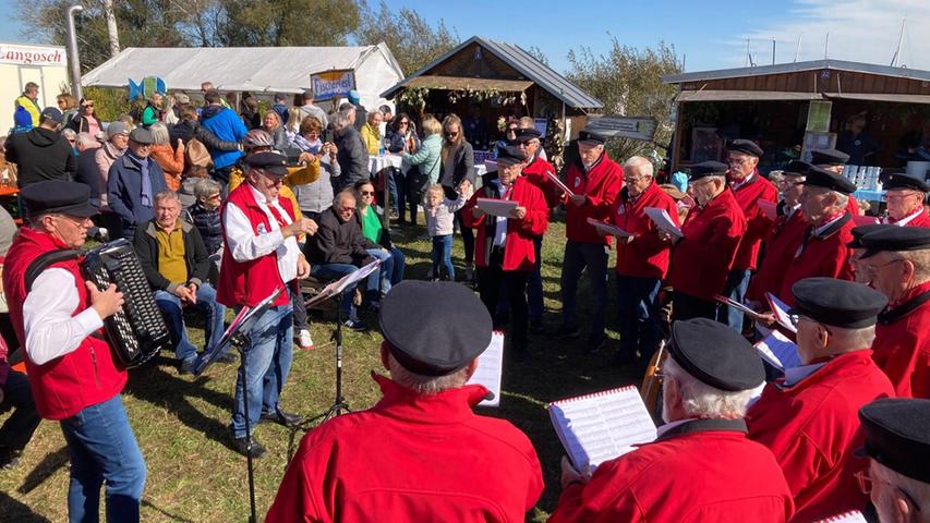 Der Shanty-Chor hatte am Sonntagnachmittag beim Fischerfest im Seezentrum Wald am Altmühlsee seinen Auftritt.