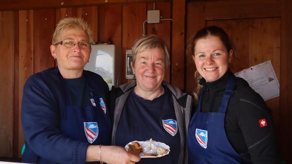 Leokardia Lämmermann und Sarah Wiederstein vom Fischereiverband Mittelfranken verteilten Fischchips.