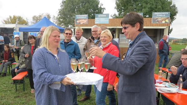 Freiwillige Helfer hatten Getränke und Speisen vorbereitet. Rechts Jörg Zitzmann, Präsident des Fischereiverbands Mittelfranken.