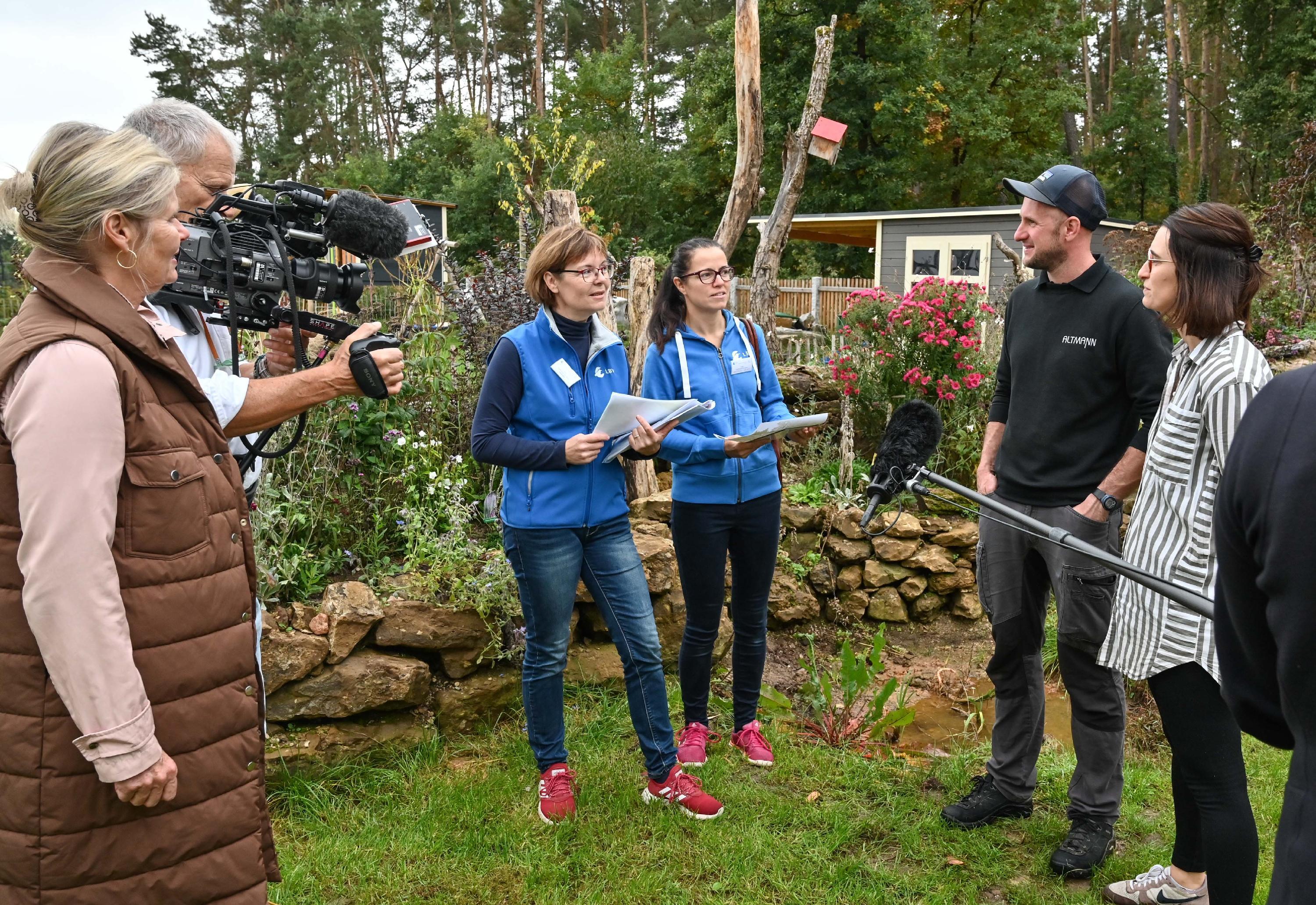 ROT-BR-Dreh-im-vogelfreundlichen-Garten