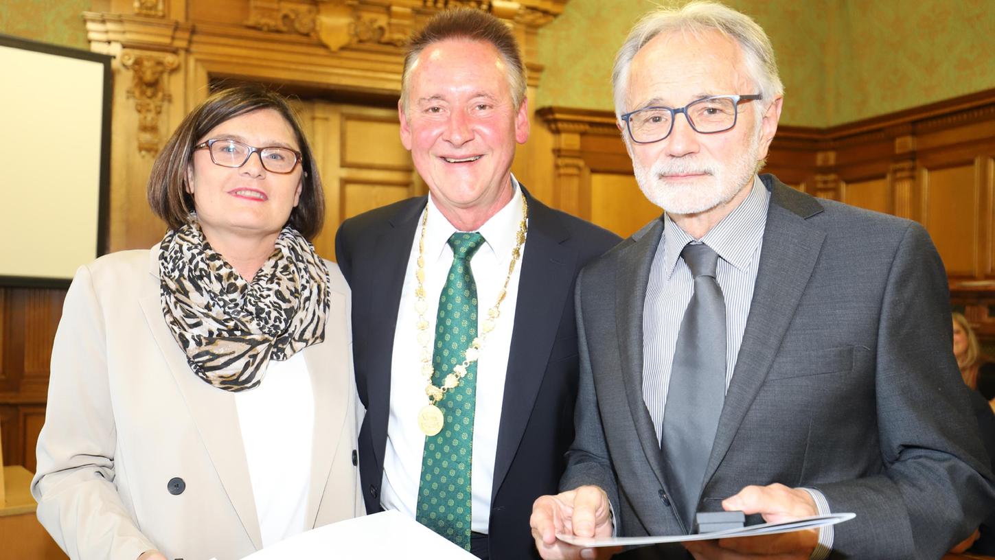 Im Fürther Rathaus wurden Kerstin Wenzl und Gerhard Ritter (re.) von OB Thomas Jung für ihre Verdienste ausgezeichnet.