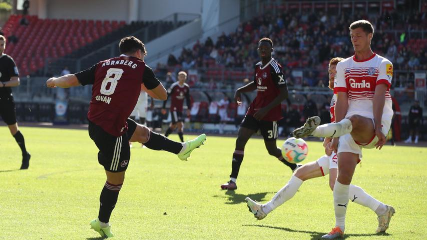 Der Club wagt jetzt nur noch klägliche Versuche nach vorne und verliert meist schon im Aufbau den Ball. Kiel dagegen ist jetzt wie beflügelt und spielt weiter aktiv nach vorne. Trotzdem geben die Cluberer nicht auf und erarbeiten sich in der Nachspielzeit nochmal einen Freistoß. Den bringt der eingewechselte Duman von links auf den zweiten Pfosten, wo Daferner sich gegen Sander durchsetzt und irgendwie mit dem Knie den Ball ins Tor befördert.