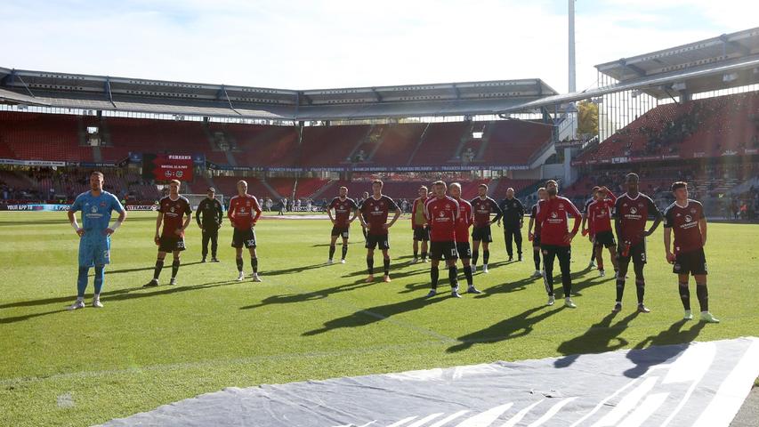 Der Anschlusstreffer fällt aber zu spät, denn das Spiel wird danach gar nicht mehr angepfiffen. Damit verliert Markus Weinzierl sein erstes Spiel beim Club ärgerlich nach einer guten ersten Halbzeit, in der seine Mannschaft viele Chancen liegen gelassen hat.