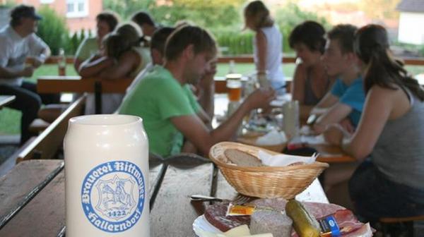 Oberhalb von Hallerndorf gelegen, bietet der Gartenkeller einen Blick über das Aischtal. In diesem Biergarten sind deftige Brotzeit und kühles Kellerbier zu Hause. Das Highlight dort ist die alte Naturkegelbahn, die Jung und Alt zum Kegeln einlädt. // Am Gartenkeller 2, 91352 Hallerndorf