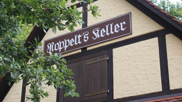 Erwachsene erfreuen sich primär am kühlen Bier, ein Kinderstammtisch mit großem Spielplatz macht vor allem die Kleinen glücklich: Der am Fuße des Kreuzberges gelegene Roppelt's Keller hat für jedes Alter etwas zu bieten. Der Biergarten bietet von Mai bis Oktober fränkische Spezialitäten wie Schäufele, Knöchla, Schweinehaxen, Bratwürste oder Räucherfleisch mit Bohnakern sowie Kellerbier aus dem Steinkrug und Weizen. Bei unserem Biergarten-Voting räumte der Keller 66 Stimmen ab. // Stiebarlimbach 9, 91352 Hallerndorf