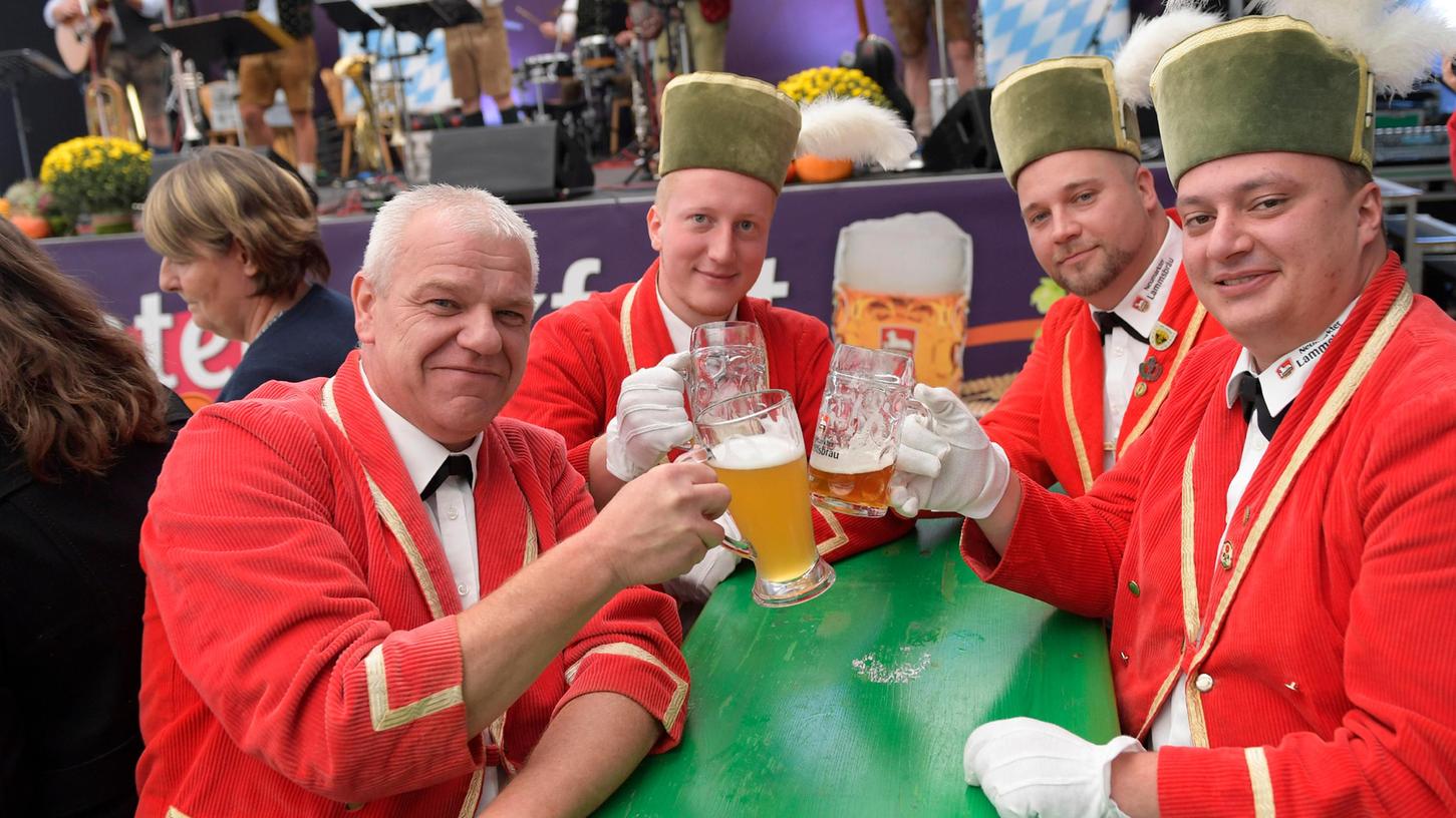 Die Schäffler-Tänzer der Neumarkter Lammsbräu haben sich einen kräftigen Schluck verdient. Denn auch sie trugen ihr Scherflein zu dem rundum gelungenen Erntedankfest bei. Die Schäffler-Tänzer der Neumarkter Lammsbräu haben sich einen kräftigen Schluck verdient. Denn auch sie trugen ihr Scherflein zu dem rundum gelungenen Erntedankfest bei.