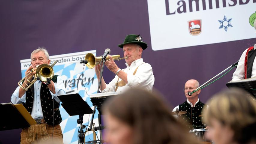 Im Festzelt spielten "Die Pfalzgrafen".