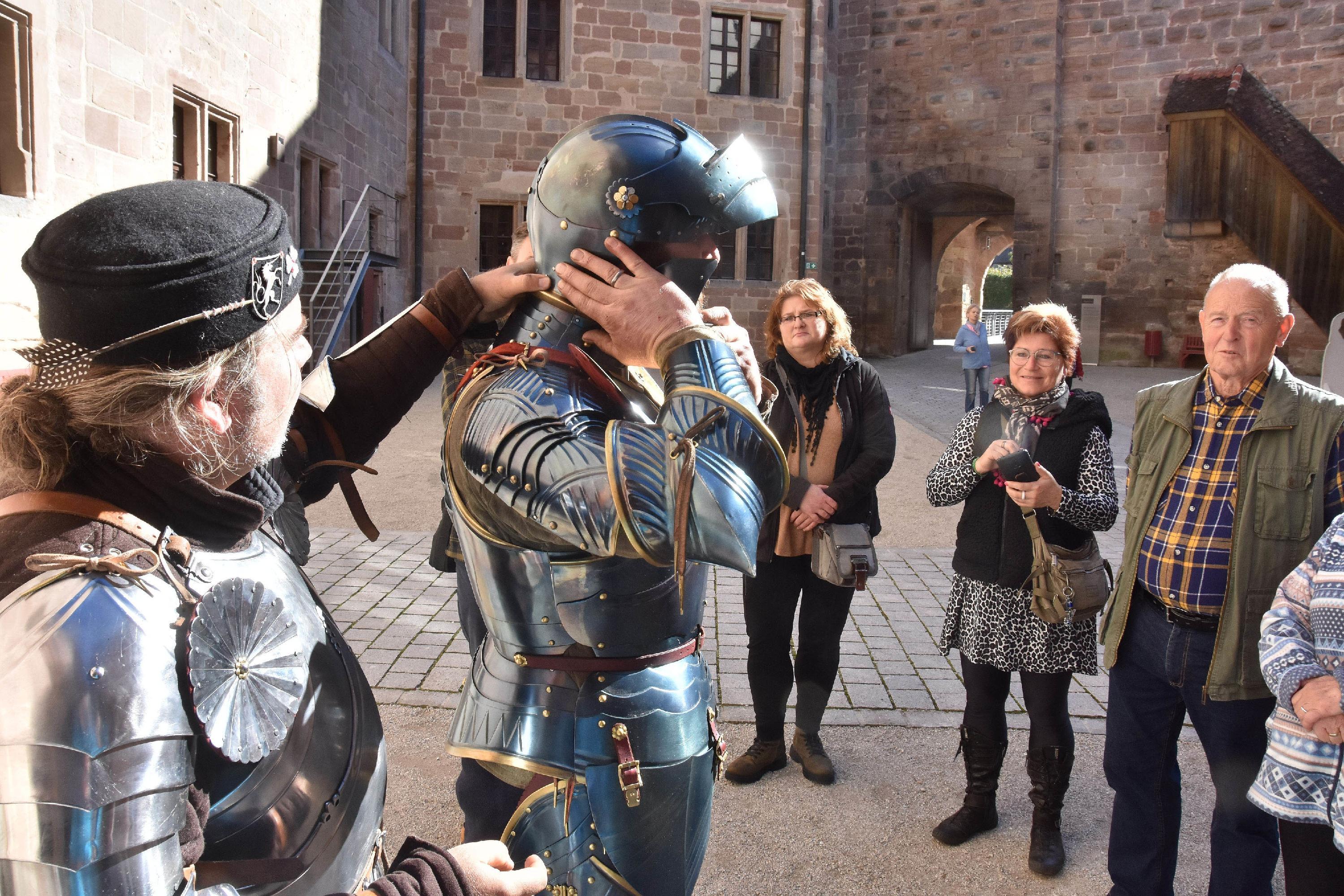 Adlige und alte Rittersleut: So schillernd war der Hohenzollerntag im ...