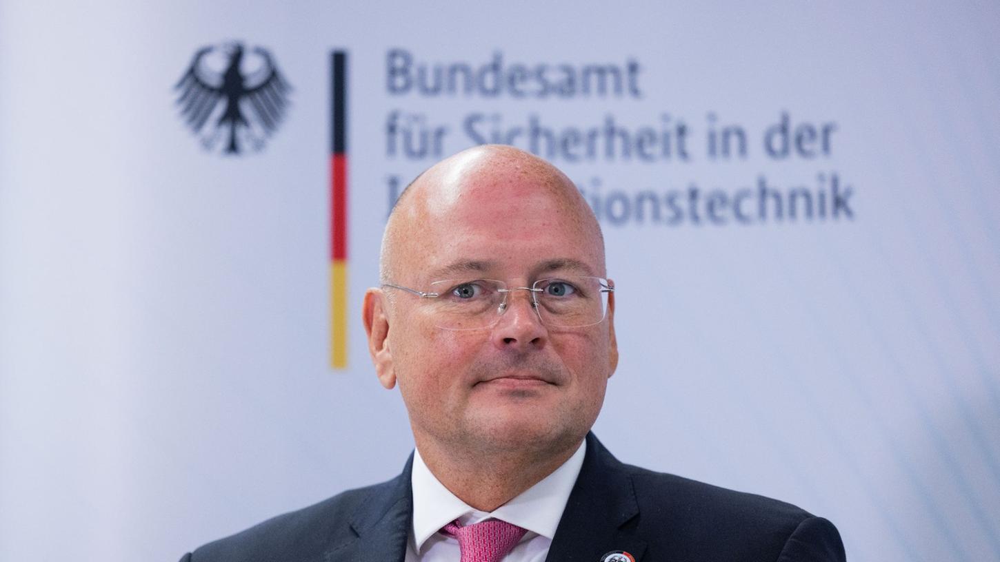 Es gibt Berichte, dass Bundesinnenministerin Faeser BSI-Chef Schönbohm abberufen will.