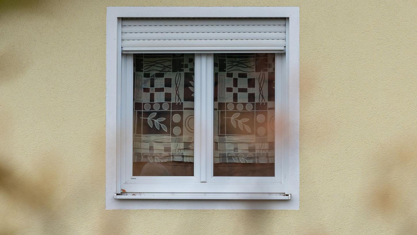 Die Fenster werden durch Rollläden und Rollos nachts zusätzlich isoliert - das kann den Verlust von Heizenergie senken. Die Fenster werden durch Rollläden und Rollos nachts zusätzlich isoliert - das kann den Verlust von Heizenergie senken.