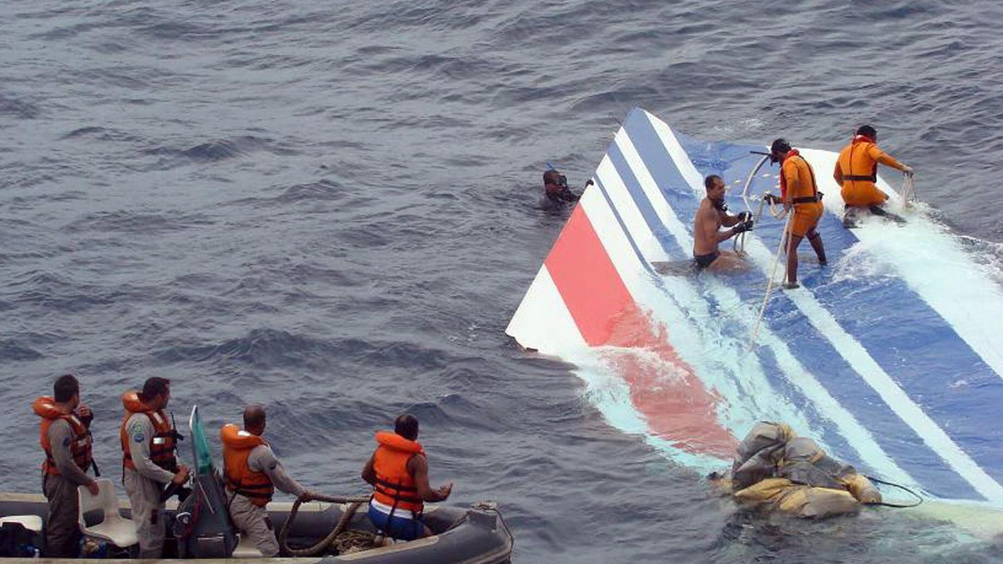 Ein Wrackteil der abgestürzten Air-France-Maschine AF 447 wird am 08.06.2009 von der brasilianischen Marine im Atlantik geborgen.