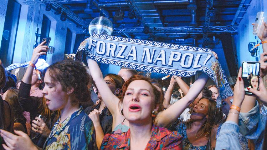 Forza Napoli: Die Fans von Roy Bianco und die Abbrunzati Boys waren für das Konzert im Z-Bau gut ausgerüstet.
