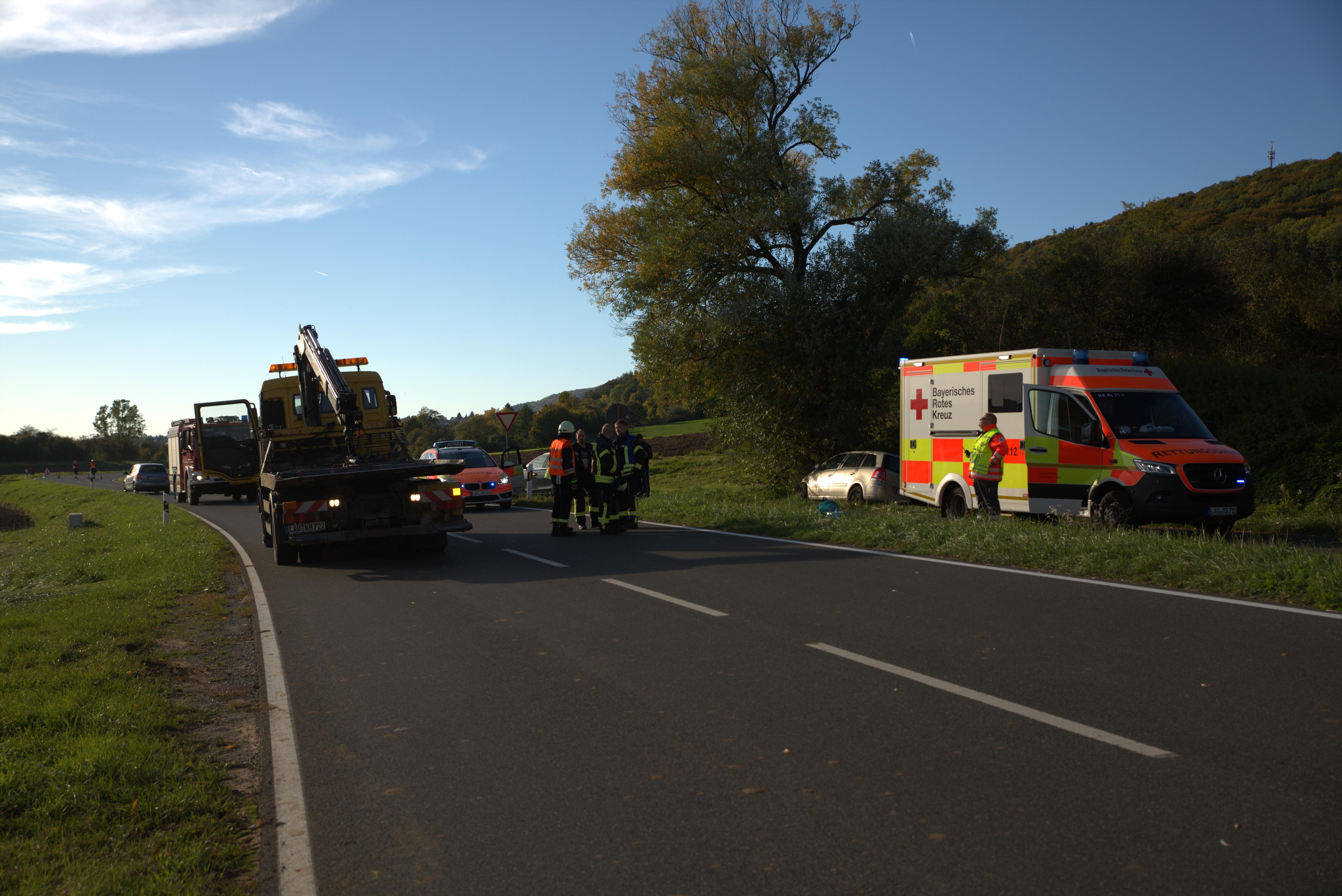 Auto prallt gegen Baum: Fahrer schwerverletzt
