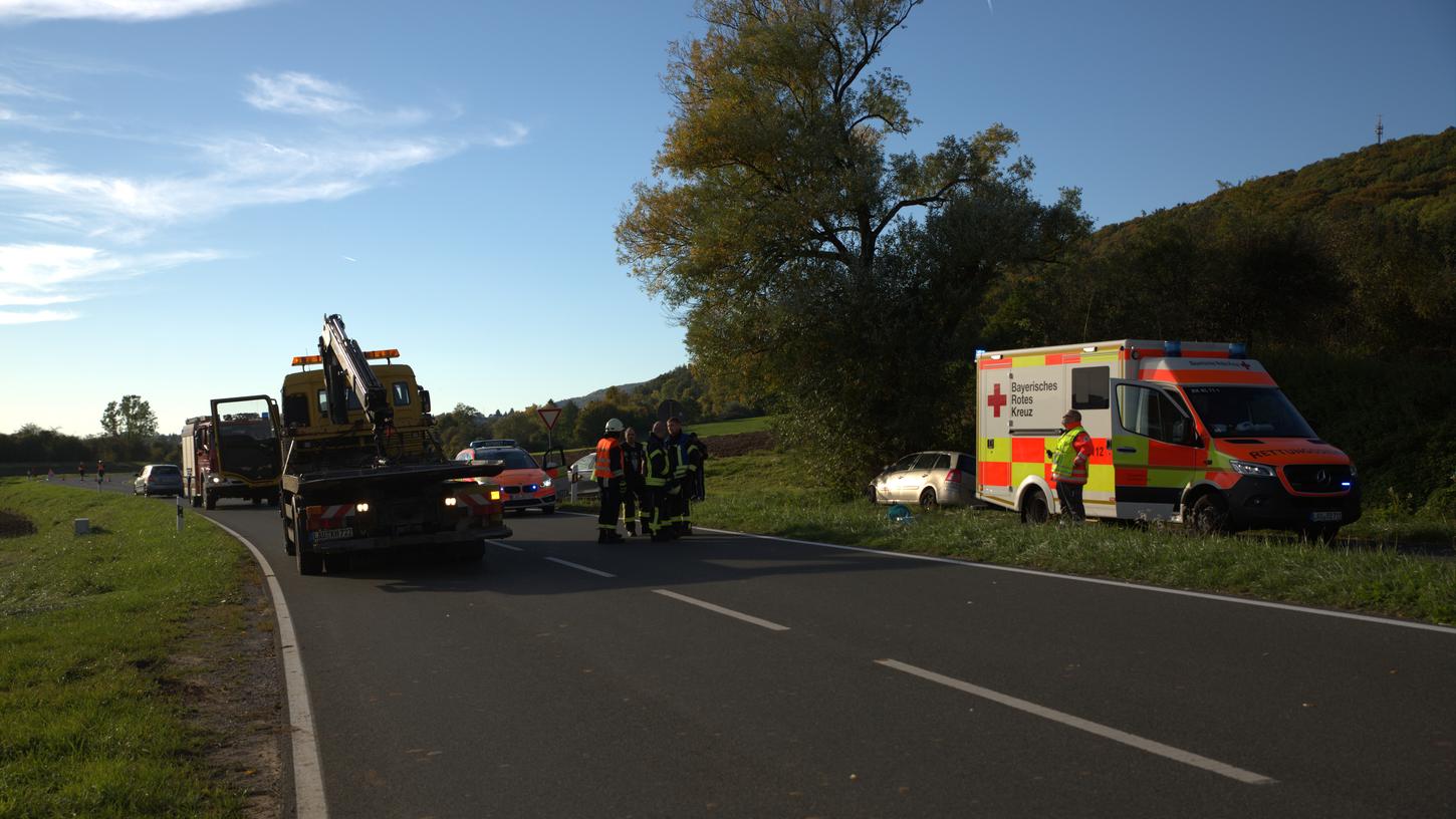 Auto prallt gegen Baum: Fahrer schwerverletzt