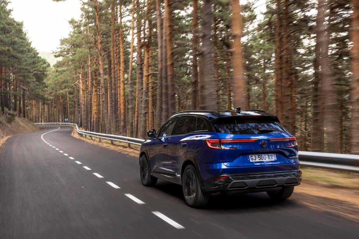 Wer behutsam mit dem Gasfuß umgeht, fährt oft elektrisch und schafft es, im Alltag durchaus mit weniger als sechs Litern pro 100 Kilometer auszukommen.